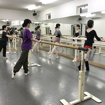 Hクラスのレッスン。初めてバレエを習う大人